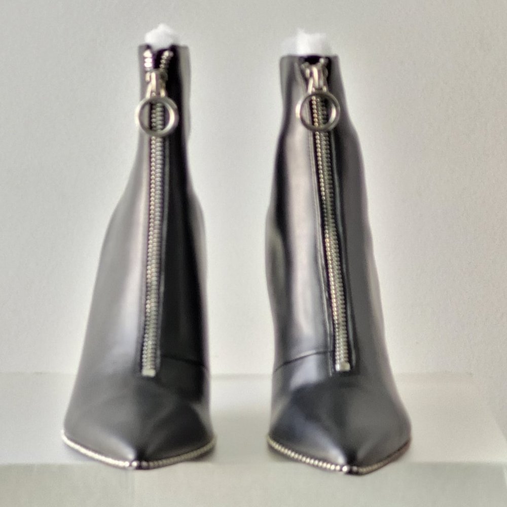 $59 NWT (8.5) Bar III  Front-Zip Booties